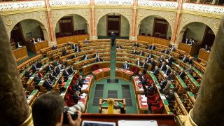 Eldőlt: nagypéntek munkaszüneti nap lesz