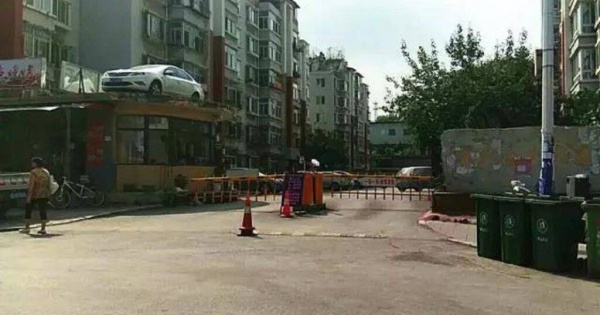 A háztetőn találta meg autóját a tilosban parkoló kínai nő