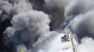 Megfékezték a budaörsi raktártüzet