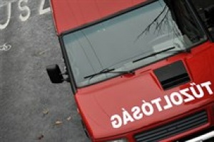 Ablakon át mentették ki lángoló pesti lakásából