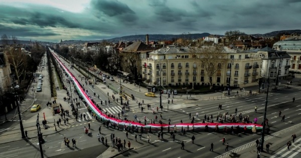 Így nézett ki az 1848 méteres zászló az Andrássy úton