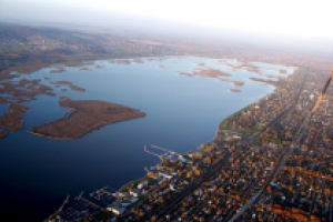A Balatonon elfogytak a sláger-ingatlanok, a Velencei-tó befektetőkre vár