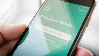 Egymásnak feszülnek a szállodások és az airbnb-zők