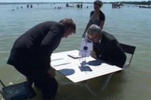Fogadás: Öltönyös vállalkozók csobbantak a Balatonban