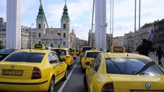 Megint tüntetésre készülnek a taxisok