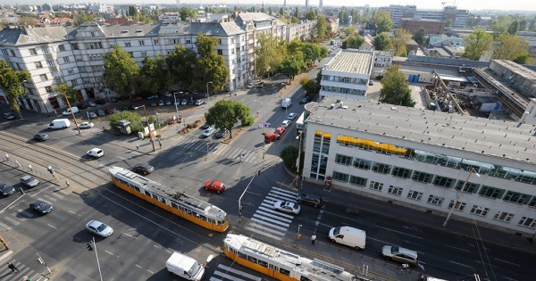 Elkezdik építeni az 1-es villamost, felbőgnek a láncfűrészek