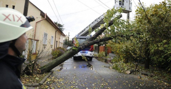 A BKK-t és a MÁV-ot is próbára teszi a szélvihar