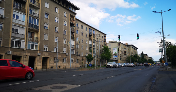 Kik és miért vesznek most forgalmas utak melletti lakásokat? És mennyivel olcsóbban?