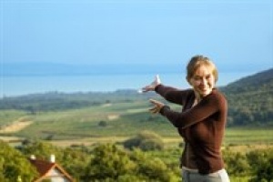 A Balatonra csábítja a németeket a Die neue Frau magazin