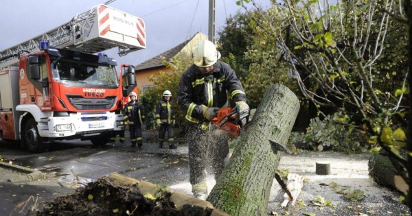 Szélvihar: százával kapják a bejelentéseket a tűzoltók