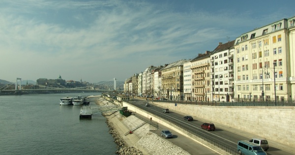 Mennyivel kerül többe a Duna mellett lakni?