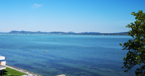 Megugrott az érdeklődők száma a Balaton és a Velencei-tó ingatlanpiacán a nyáron