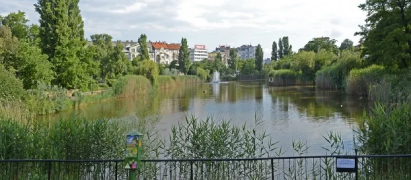 Óriási lakóparkot építenének a Feneketlen-tó mellé