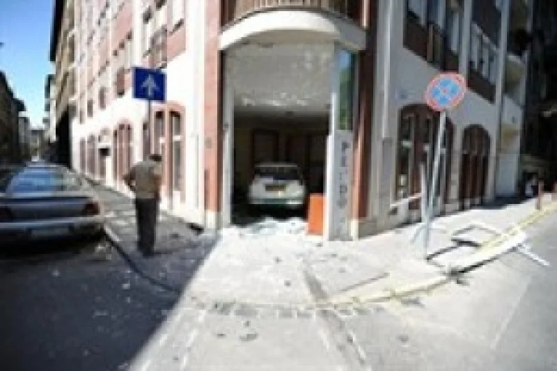 Boltba csapódott egy taxi