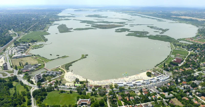 Vízparti nyaralót vennél? Mutatjuk, milyet és mennyiért kapsz a Balatonnál és a Velencei-tónál