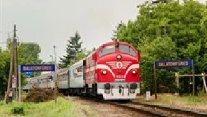 Klasszikus mozdony pöfög a Győr-Siófok fürdősvonat élén