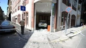 Boltba csapódott egy taxi