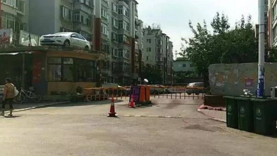 A háztetőn találta meg autóját a tilosban parkoló kínai nő
