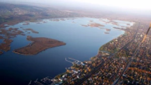A Balatonon elfogytak a sláger-ingatlanok, a Velencei-tó befektetőkre vár