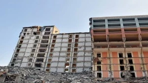 Lebonthatják a panel épületek felső szintjeit?