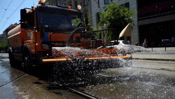 Hat-nyolc fokot hűt a budapesti locsolás