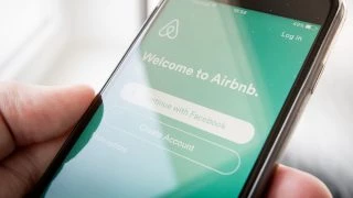 Egymásnak feszülnek a szállodások és az airbnb-zők