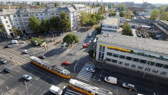 Elkezdik építeni az 1-es villamost, felbőgnek a láncfűrészek