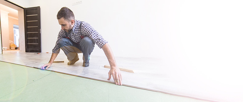 763424_close_view_young_worker_laying_floor_with_laminated_flooring_boards.jpg